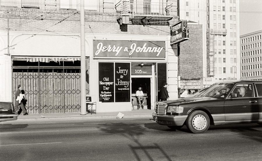 Jerry & Johnny Old Newspaper Bar
