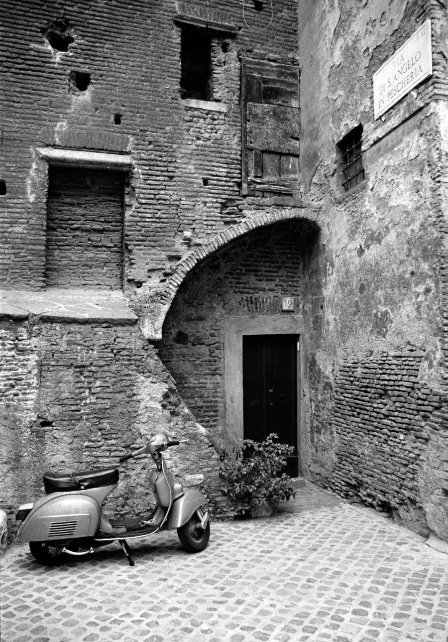 Vespa im alten Ghetto Rom